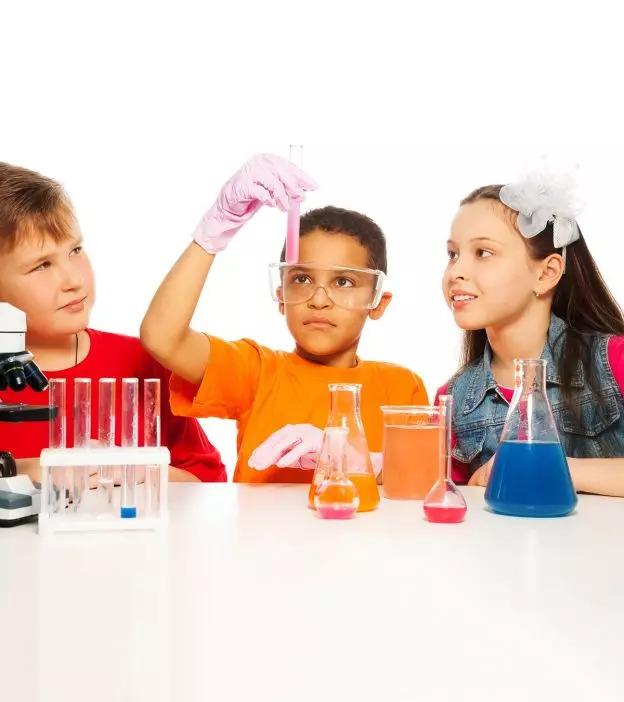 25个简单的科学实验，让孩子提高他们的技能