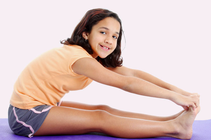 儿童坐式脚趾触碰伸展运动
