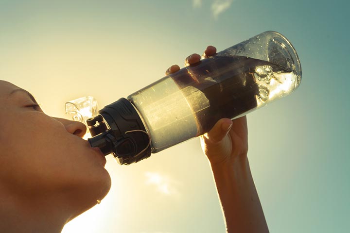 多喝水可以帮助青少年预防尿路感染