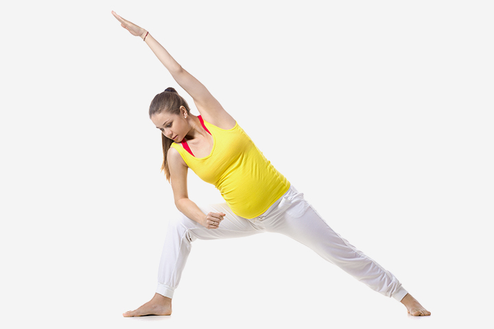 怀孕期间的伸展侧角瑜伽体式manbet安卓版