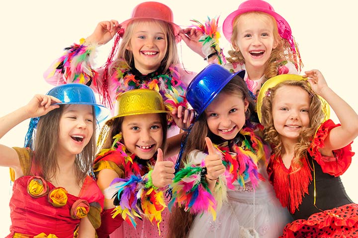 孩子们用五颜六色的帽子跳舞