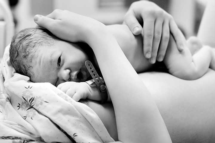一个女人把她的孩子从子宫里拉出来的非凡分娩故事