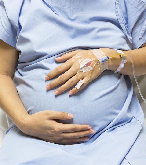 怀孕的母亲做了剖腹产，但医生没有发现孩子