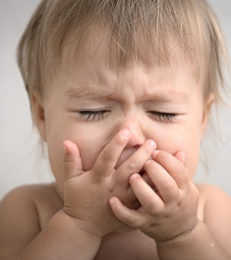 你的宝宝有季节性过敏的7个迹象，因为一年中的这个时候