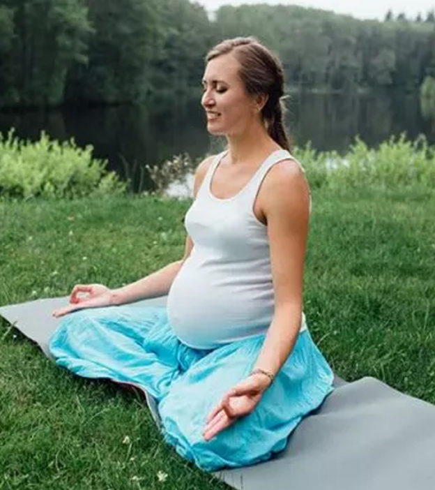 4种瑜伽姿势可以消除怀孕期间的疼痛(以及避免的4种姿势)