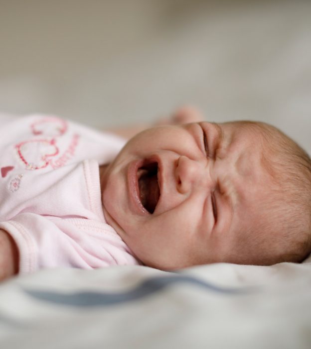 婴儿声音沙哑的7个原因，治疗和家庭补救