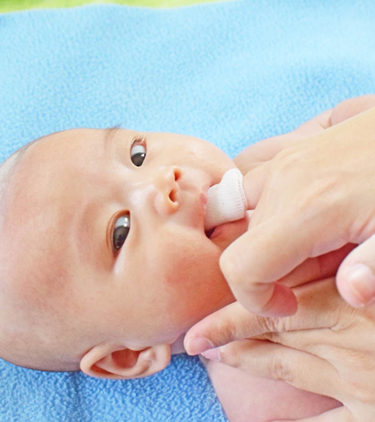 如何清洁婴儿的舌头:小贴士和预防措施