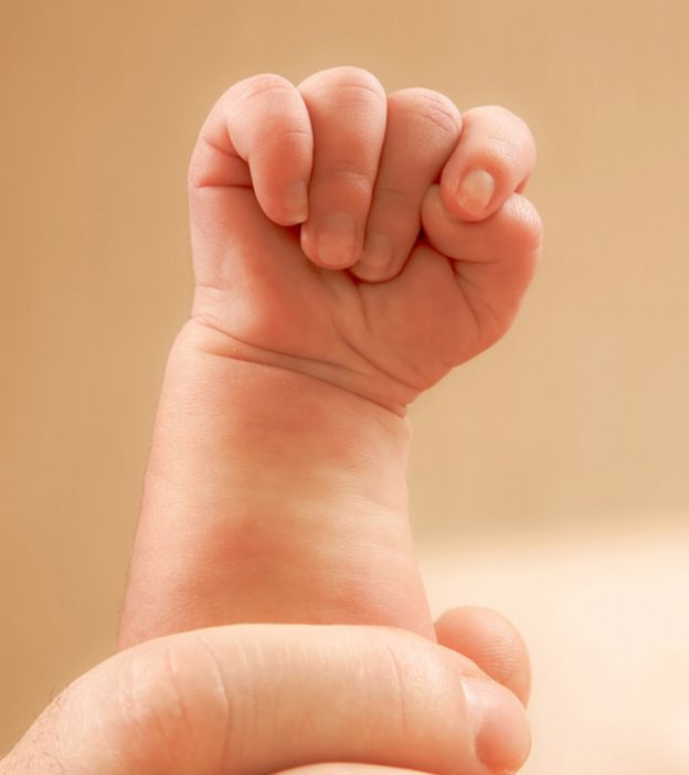 为什么婴儿会紧握拳头，什么时候会松开?