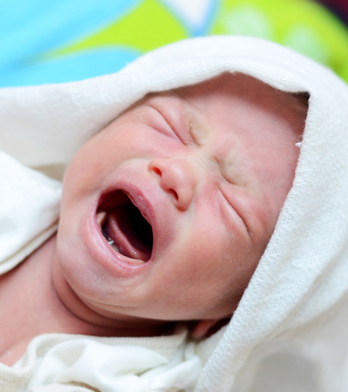 为什么宝宝醒来时会哭?7个原因以及如何阻止它