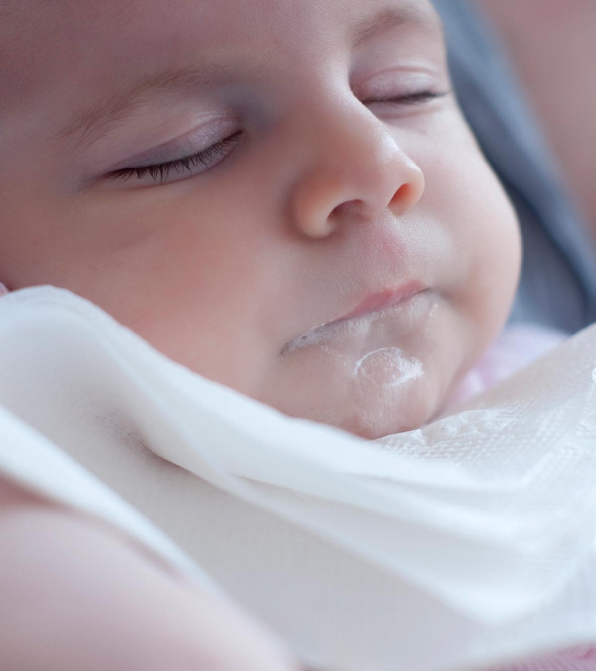 婴儿呕吐的10个原因，补救措施和何时寻求帮助