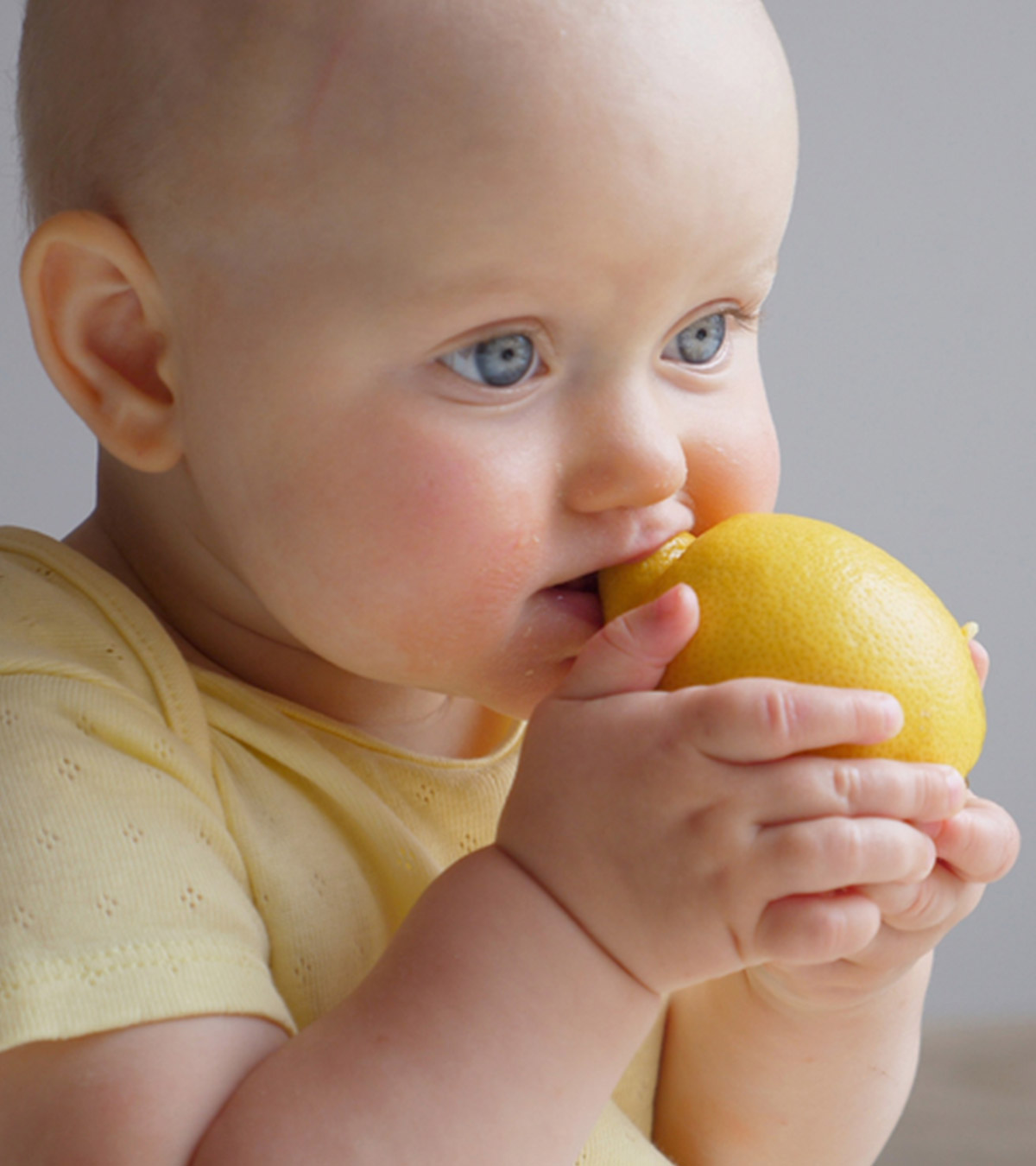 柠檬给婴儿:何时引入，好处和副作用