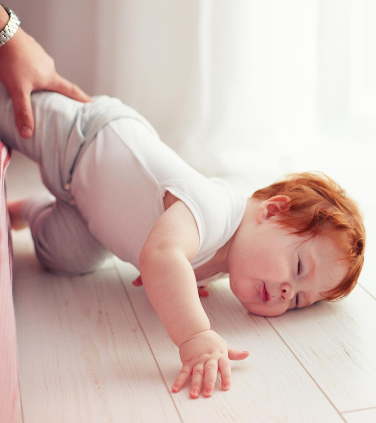 如果你的宝宝从床上摔下来，你要做的4件事及预防方法