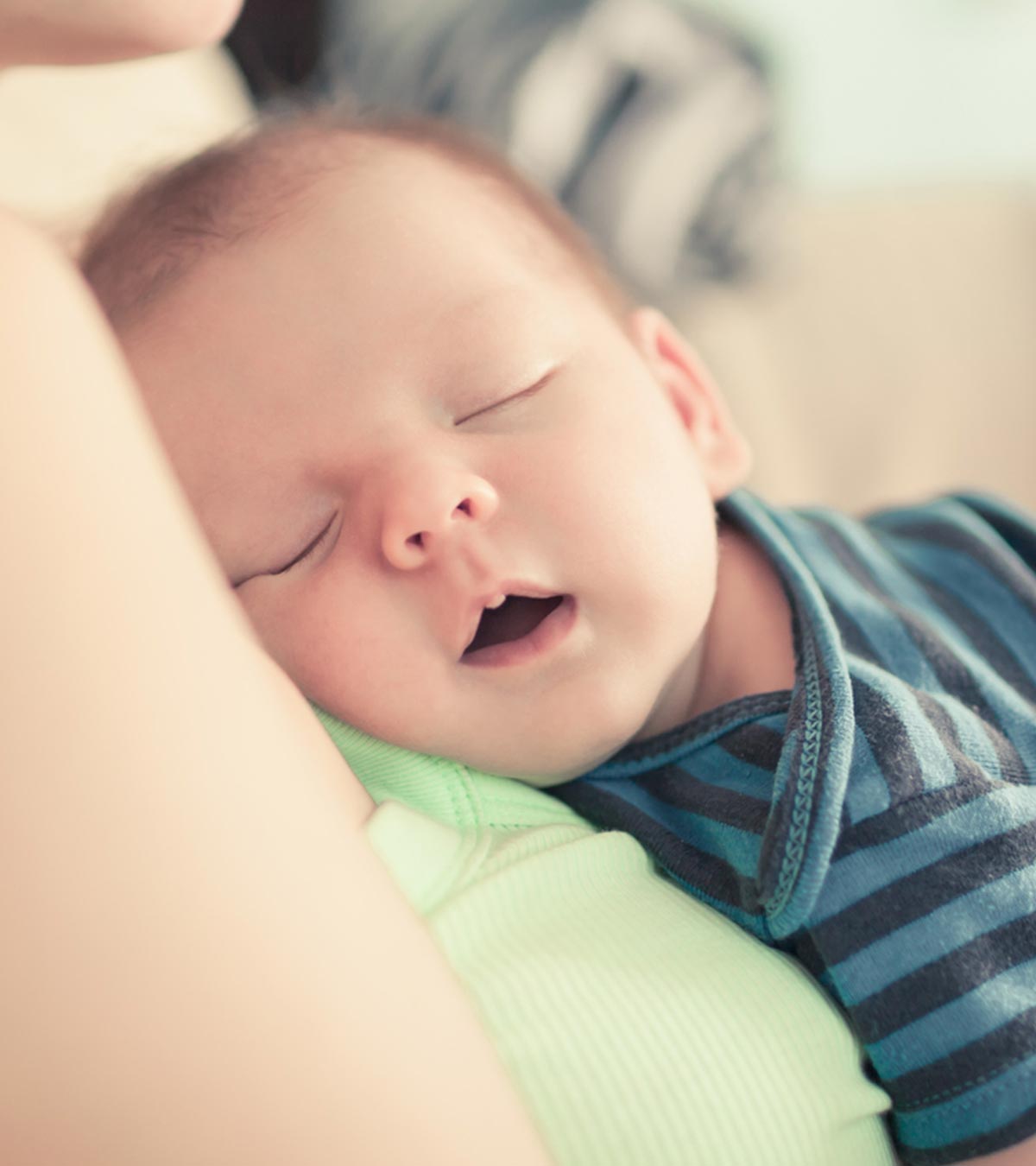 婴儿张着嘴睡觉:原因和何时担心