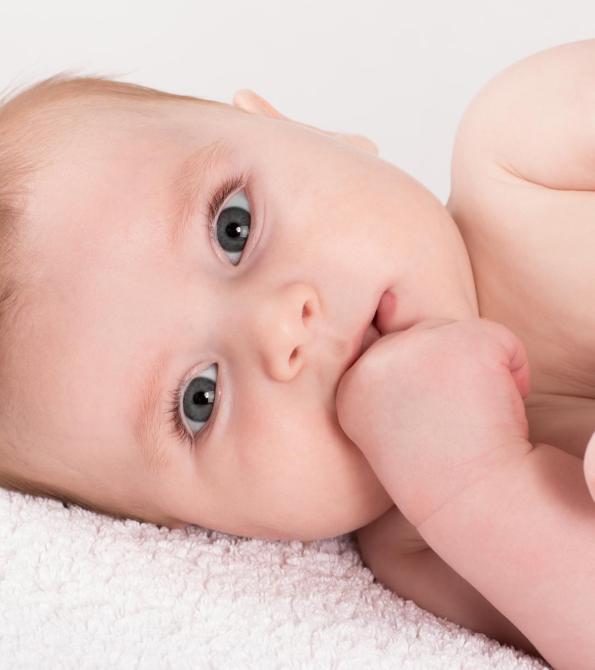 吮吸婴儿的手:原因，风险和如何处理