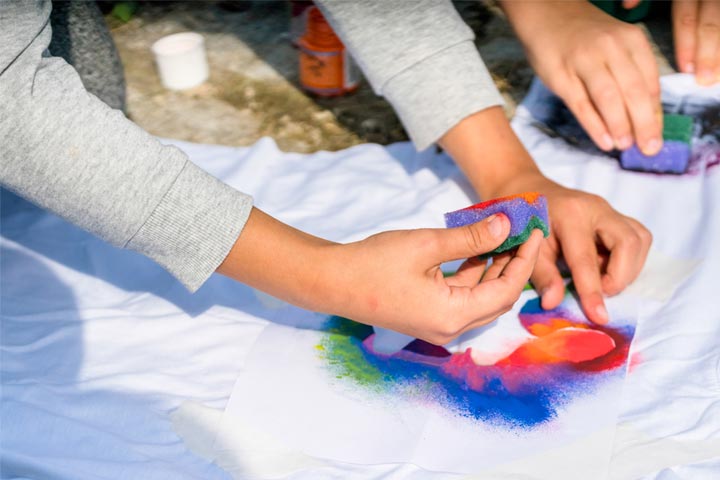 3岁儿童织物绘画活动