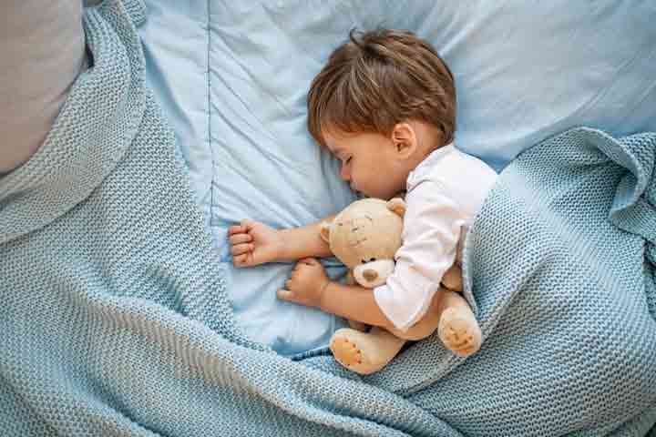 12个月大的婴儿白天可能会小睡3个小时