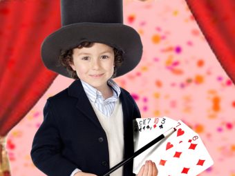 简单的魔术与卡片的孩子