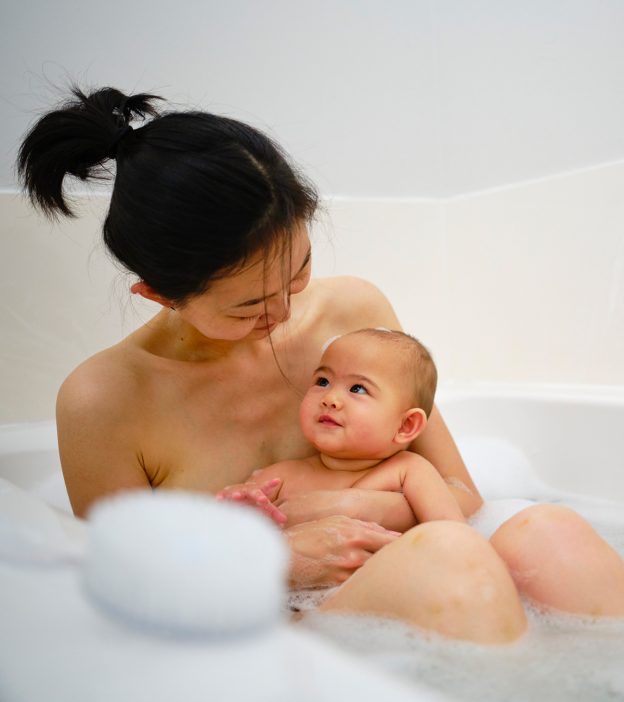 如何和宝宝一起洗澡?安全与预防措施