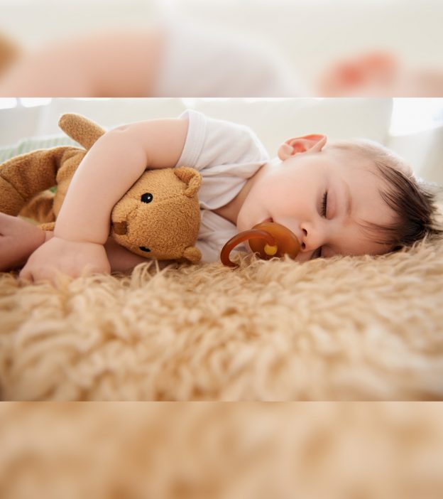 婴儿睡在地板上:安全、好处和注意事项