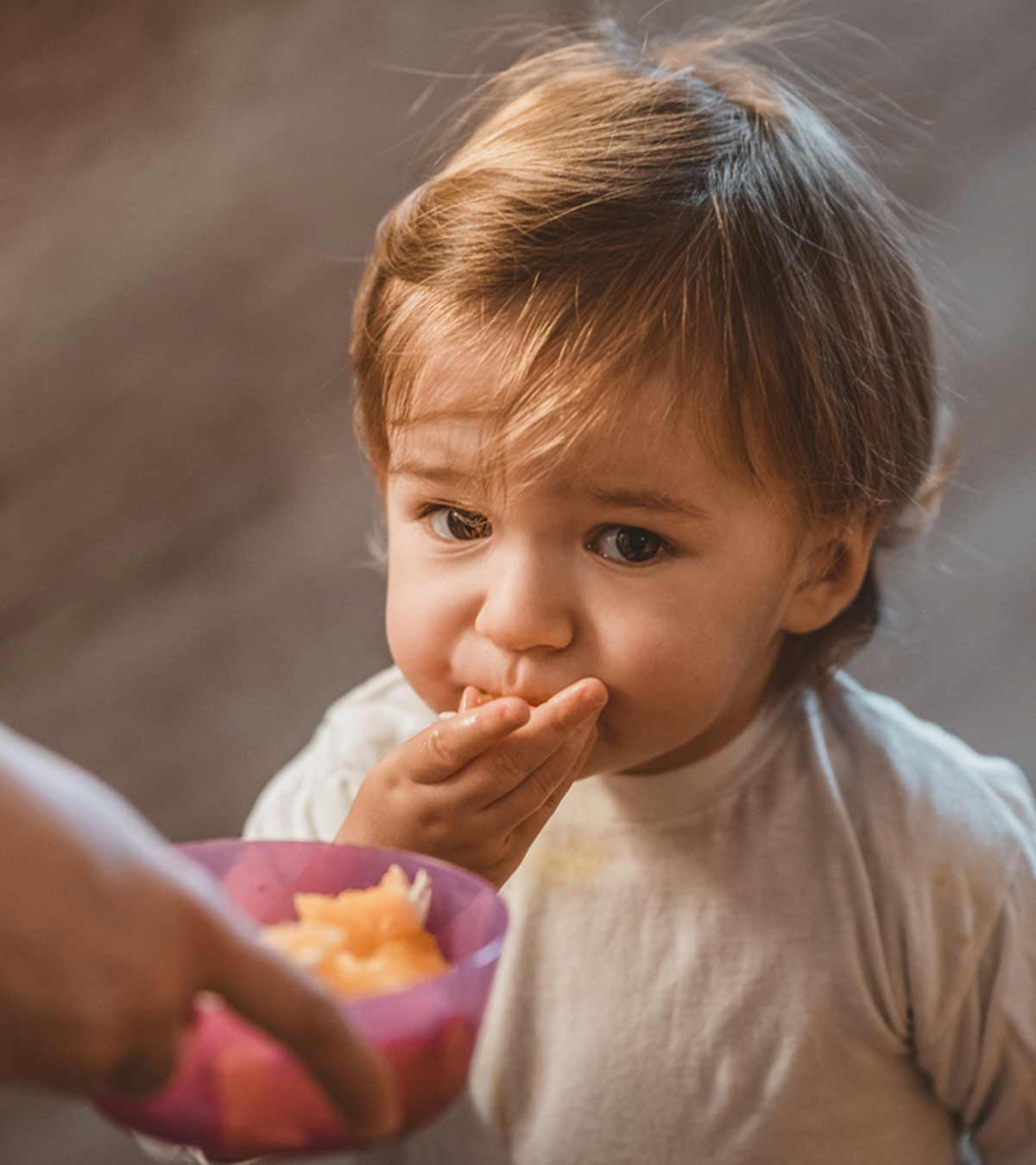如何教婴儿咀嚼和吞咽食物?