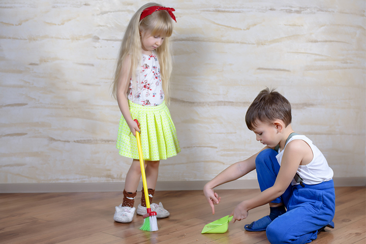 如果孩子们洒了或掉了东西，教他们打扫地板