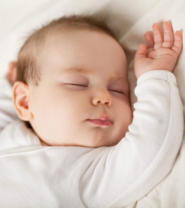婴儿在睡眠中抽搐:这是正常的，原因和关注