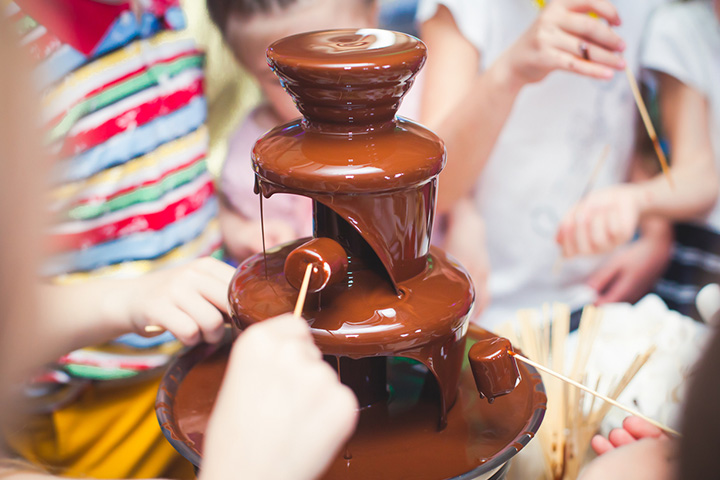 巧克力喷泉;7岁生日派对食物点子