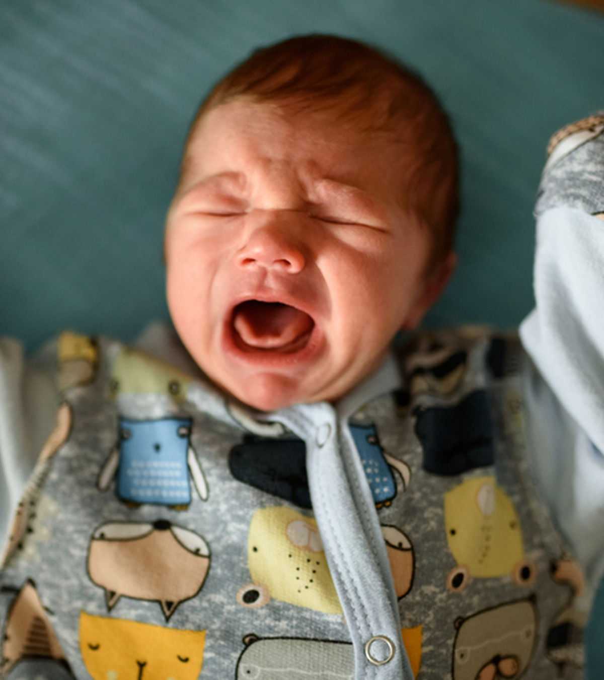 婴儿每小时醒来:这是正常的，原因和提示