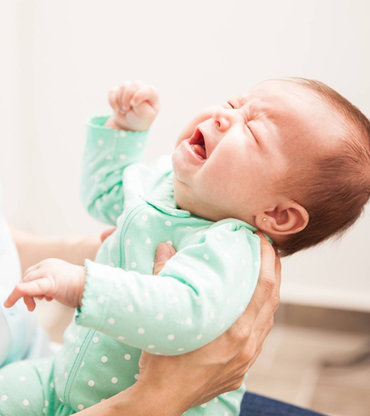 婴儿拉屎时哭泣:原因，何时担心和补救措施