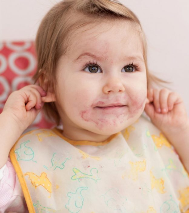 婴儿拉耳朵:主要原因，治疗和何时担心
