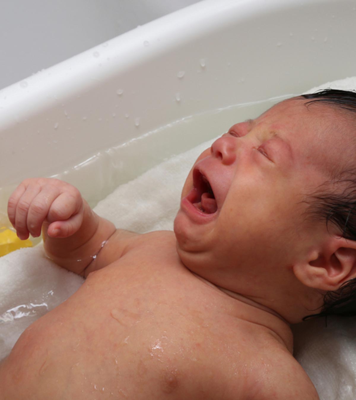 婴儿讨厌洗澡的7个原因和11个处理方法