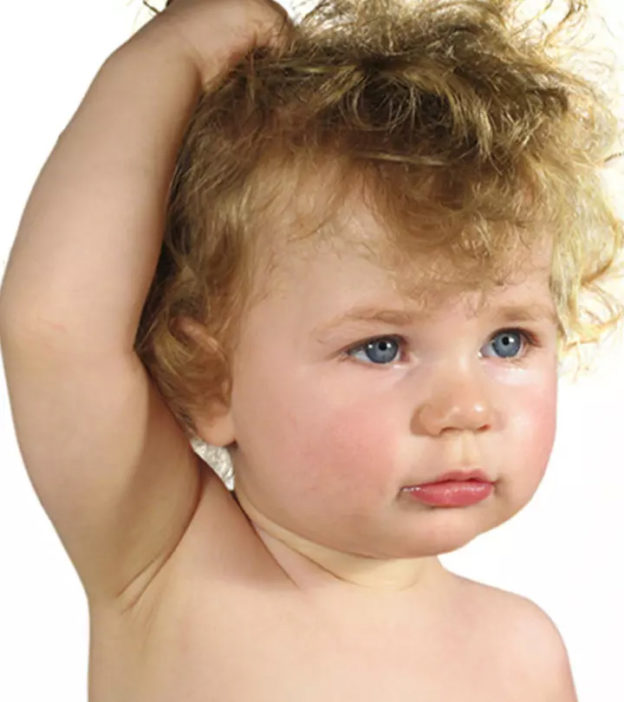 婴儿拉自己的头发:原因和技巧来阻止它