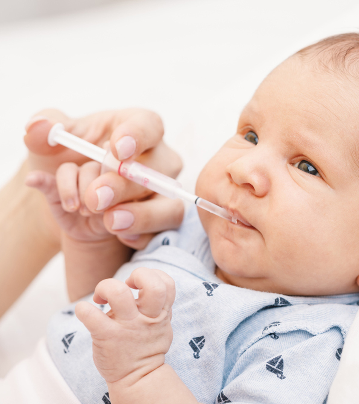 什么是注射器喂养婴儿?它的步骤和提示