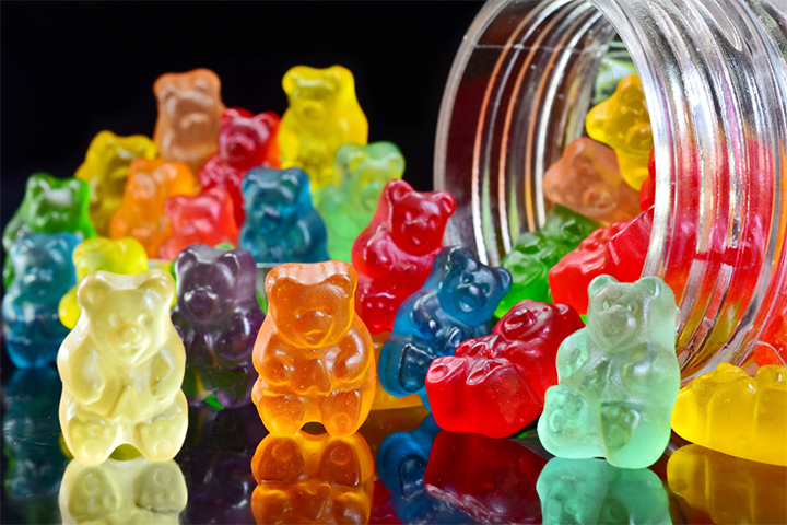 用小熊软糖分类颜色的孩子数学活动