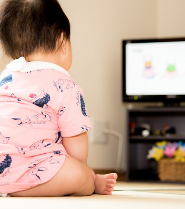 婴儿看电视:影响和替代