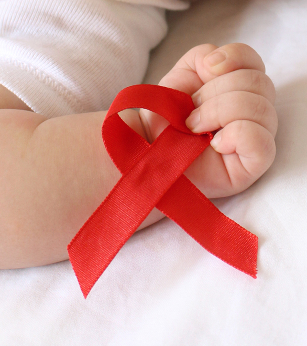 婴儿感染艾滋病毒:原因、症状、诊断和治疗