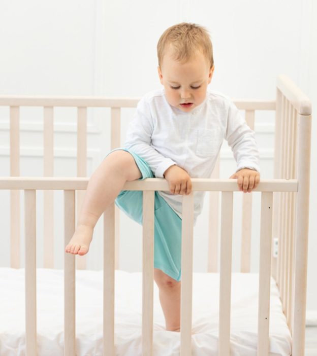 防止幼儿爬出婴儿床的5个有效建议万博体育手机官方网站登录