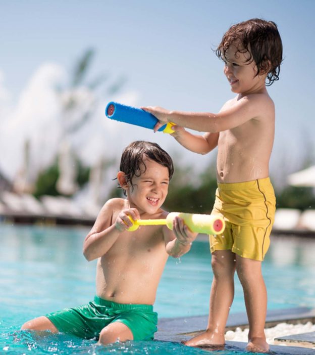 今年夏天，孩子们可以玩30个有趣的户外水上游戏