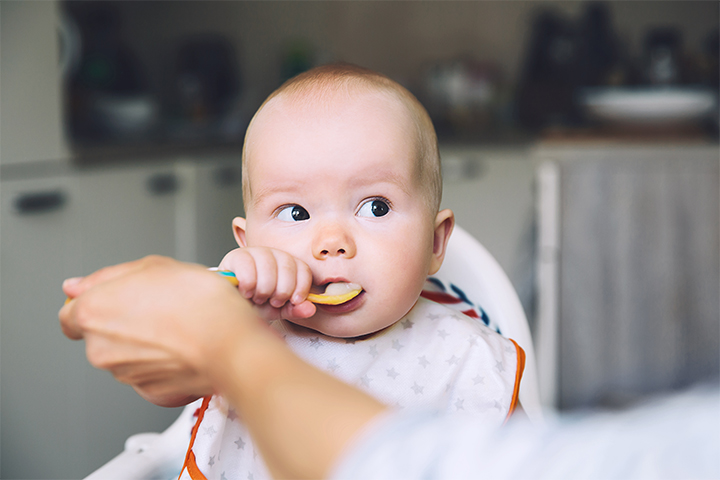 通过引入适合宝宝年龄的固体食物来支持宝宝的消化系统