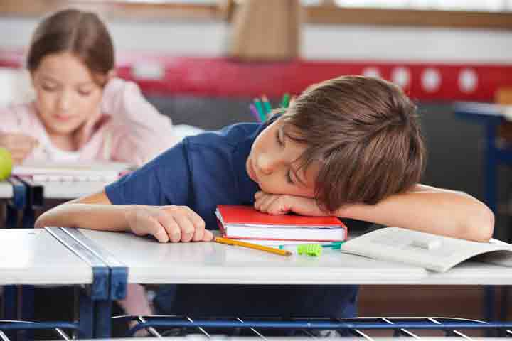 在学校睡觉可能是儿童失眠的征兆