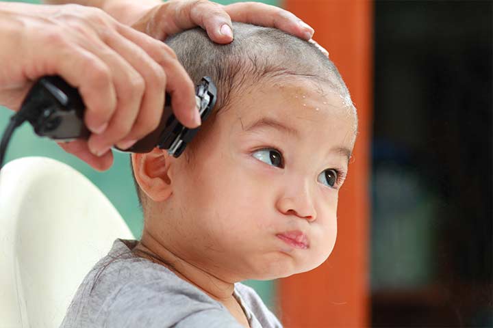 当婴儿的第一根头发被剃光时，这会促使头发长得更厚吗