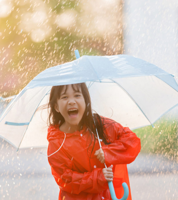 在雨季你可以做的5件事来保护你的孩子
