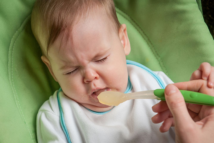 当婴儿还没有准备好吃固体食物时，他们会伸出舌头