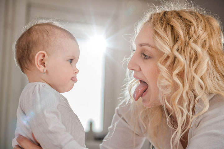 婴儿伸出舌头模仿大人