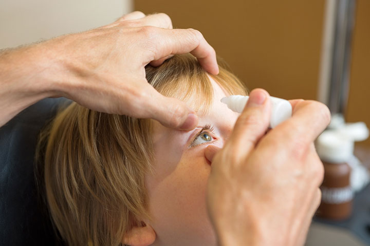 眼药水可用于治疗因干燥引起的眨眼。
