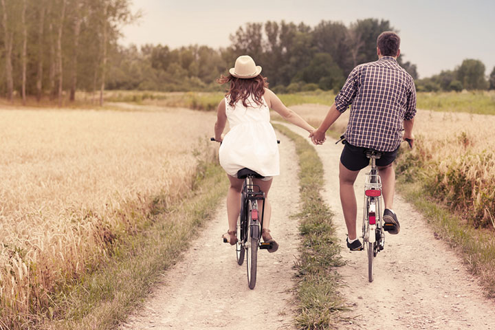 男人和女人耐心地在一起骑车
