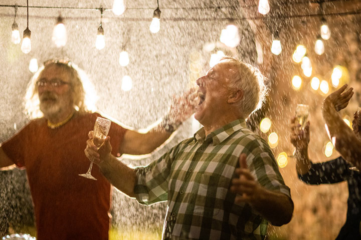 老男人在雨中跳舞