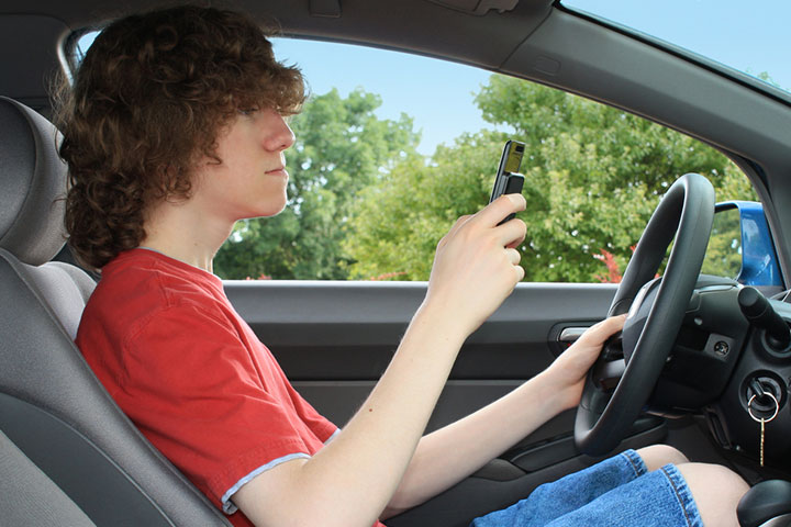 开车时使用手机可能会导致事故