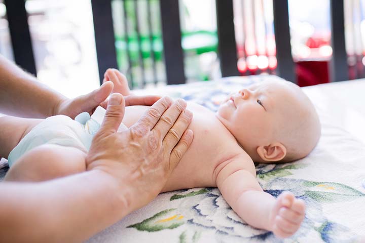 睡前轻柔的按摩可以帮助宝宝在没有奶嘴的情况下入睡。