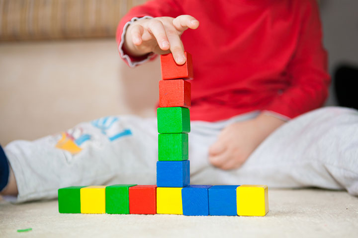让学龄前儿童用积木搭一座塔。